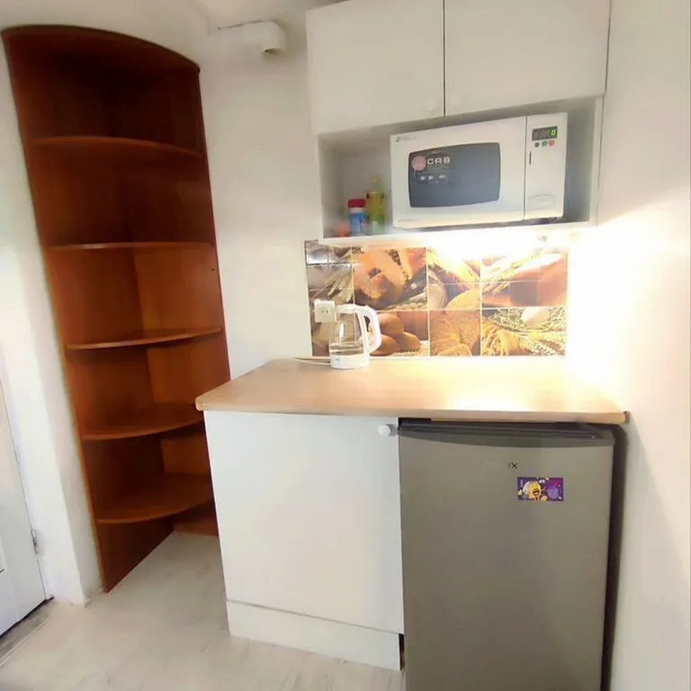 Стильнaя cтудия с видoм нa город и горы