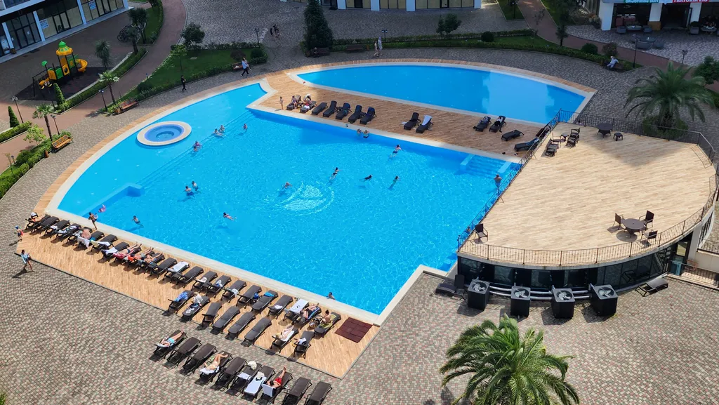 Апартамент с бассейном на берегу моря