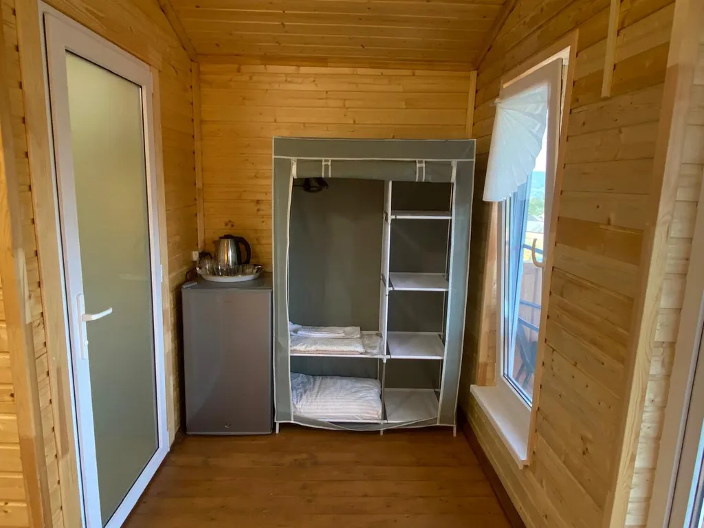 Домик с видом на лес и горы