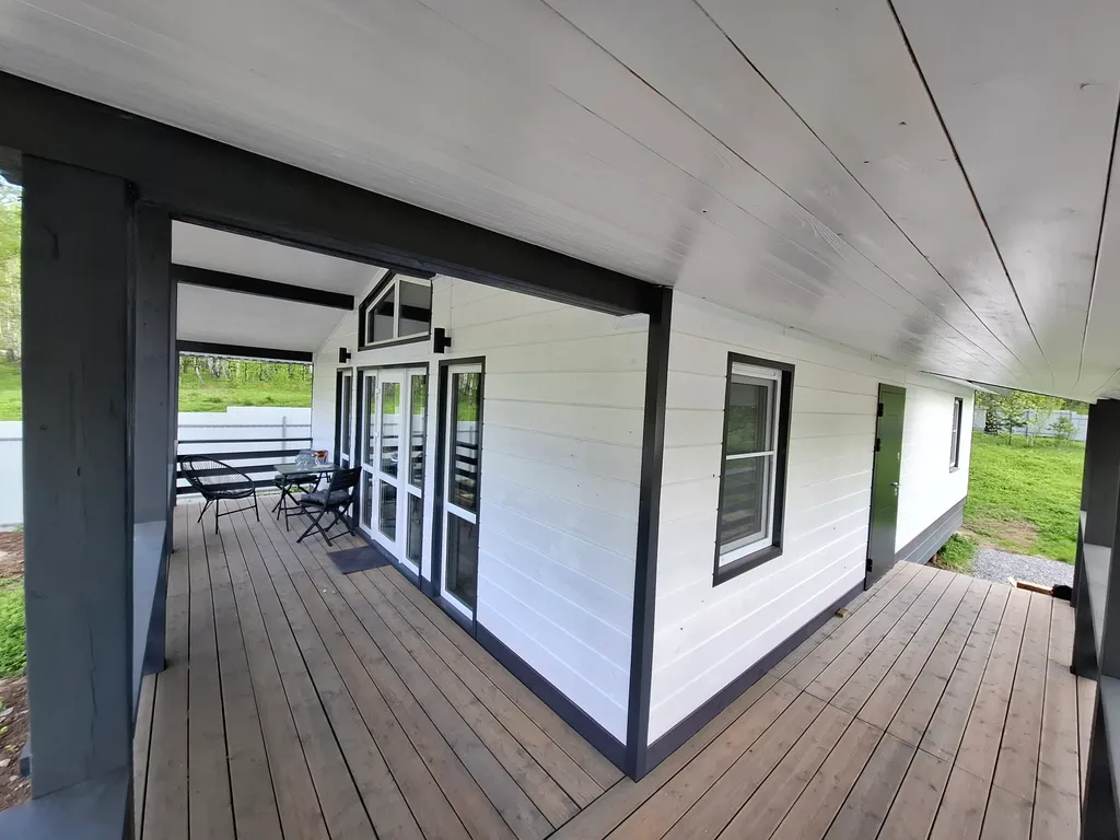 Дом в лесу с большой террасой