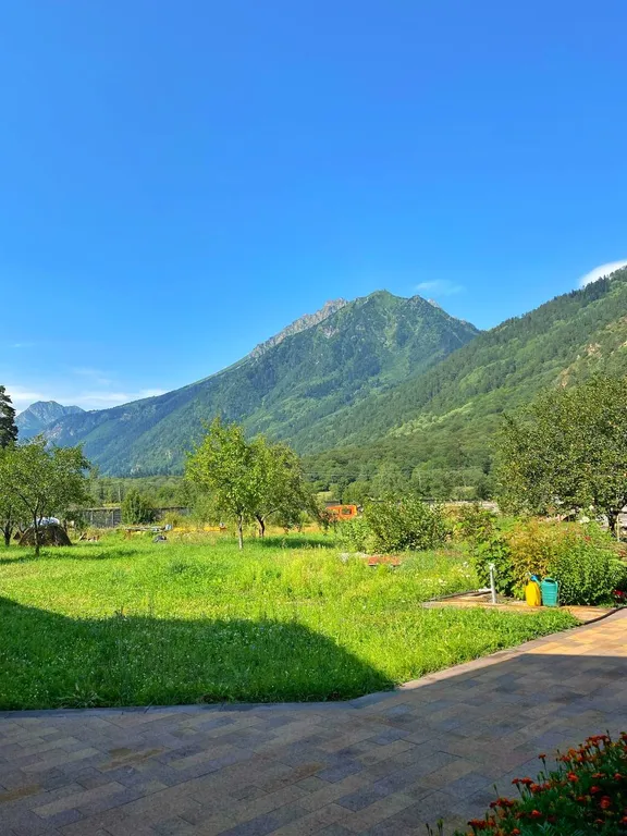 Веранда в окружении величественных гор