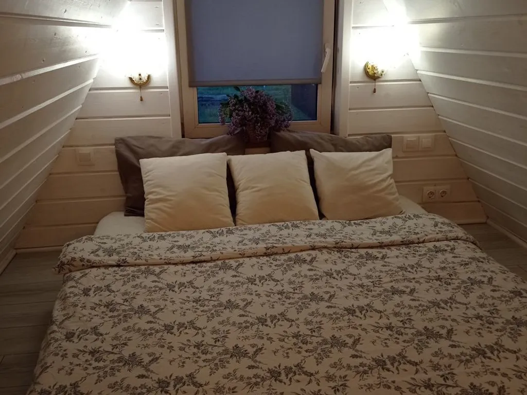 Дом с баней и чаном у леса