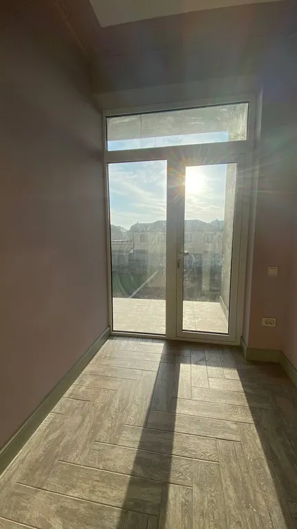 Большой и красивый дом на берегу моря