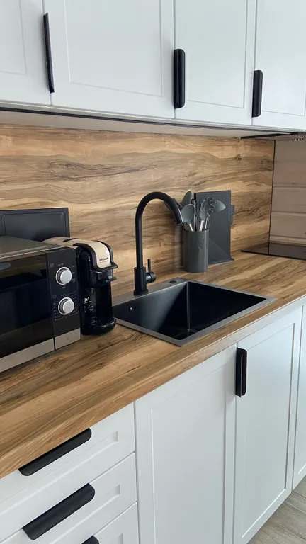 Gray дом в стиле барнхаус с видом на лес