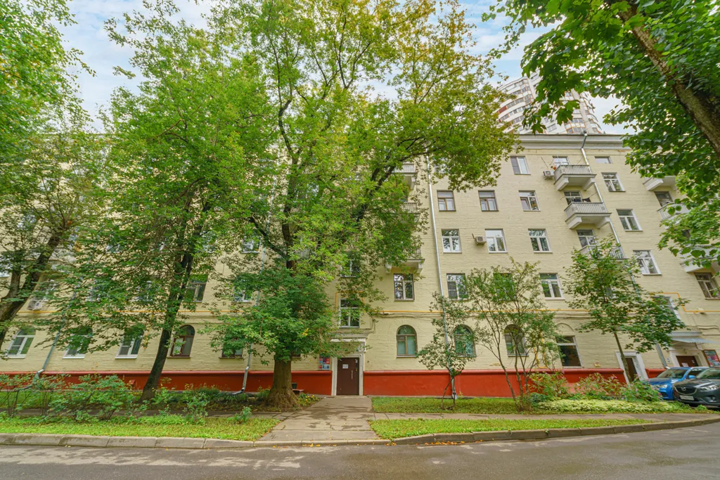 Просторная комната с персональным компьютером