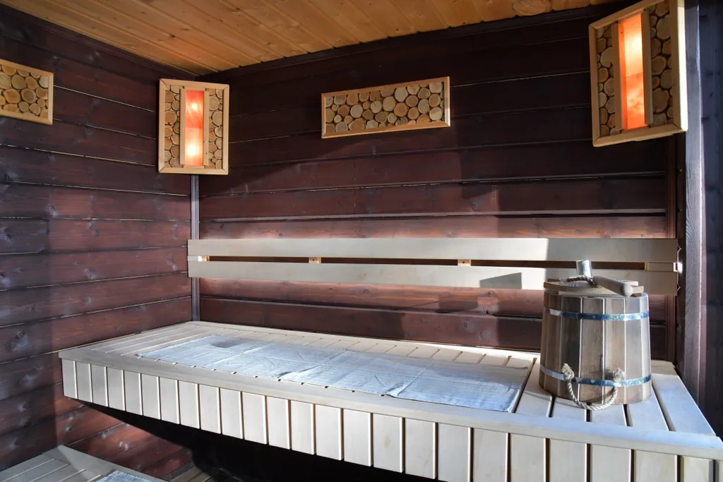 Дом на семью или компанию в лесу у большой воды