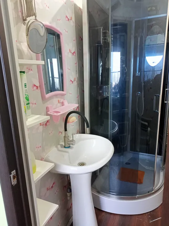 Студия с видом на сад в частном доме