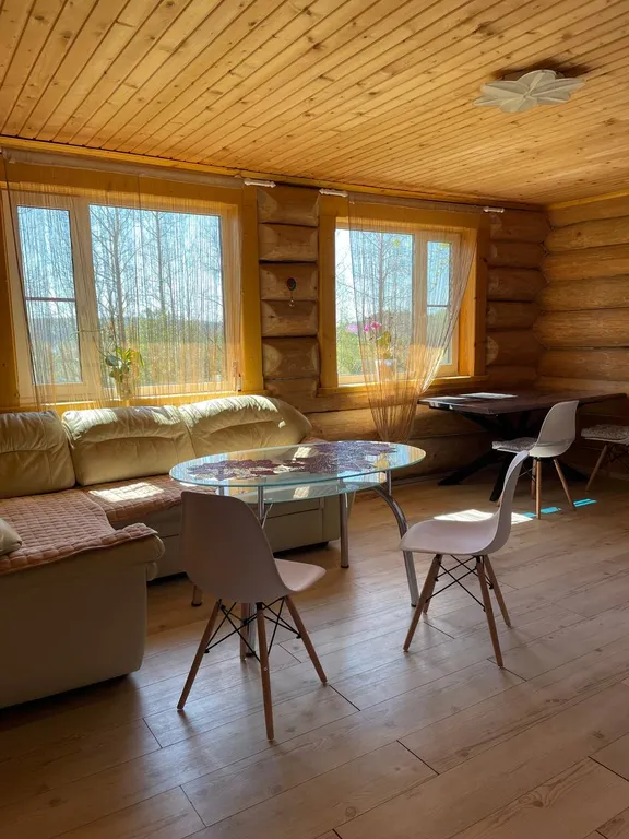 Дом в лесу среди сосен