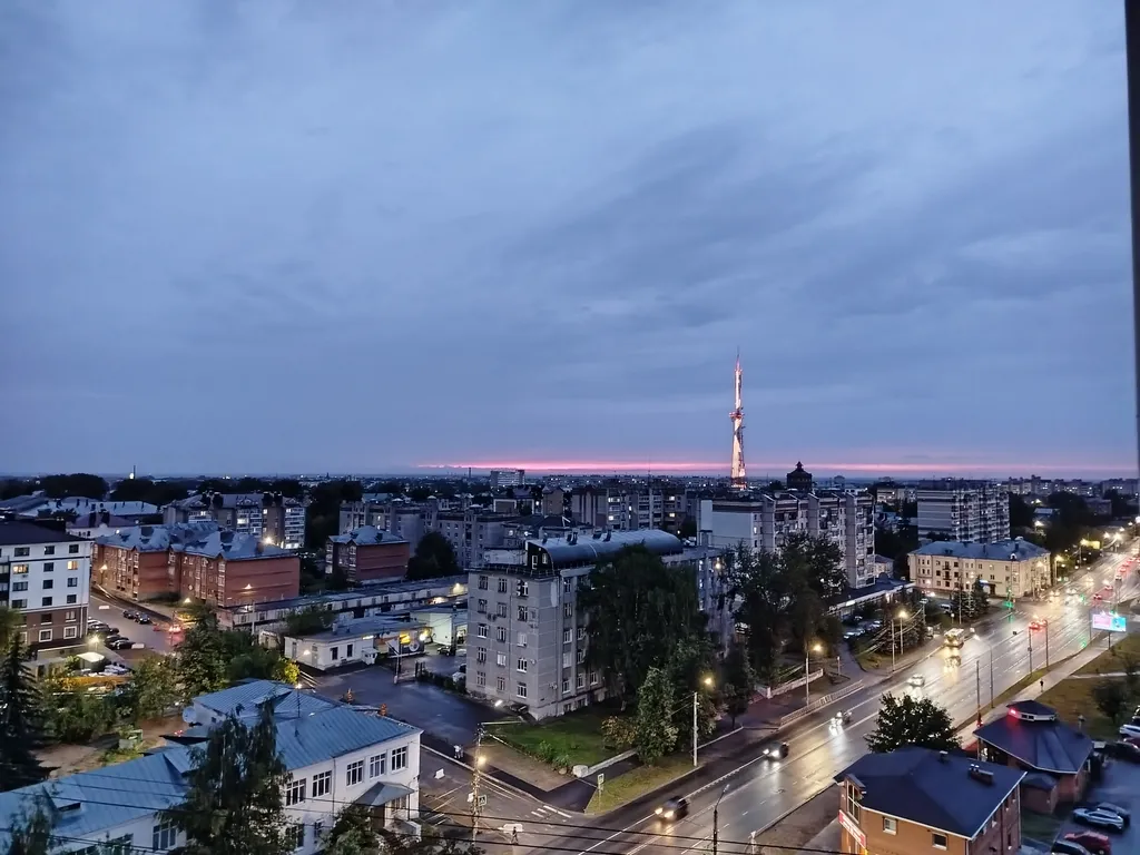 Стильная двухуровневая студия с захватывающим видом на город