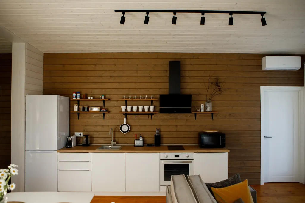 Дом с сауной и горячим чаном на участке с соснами