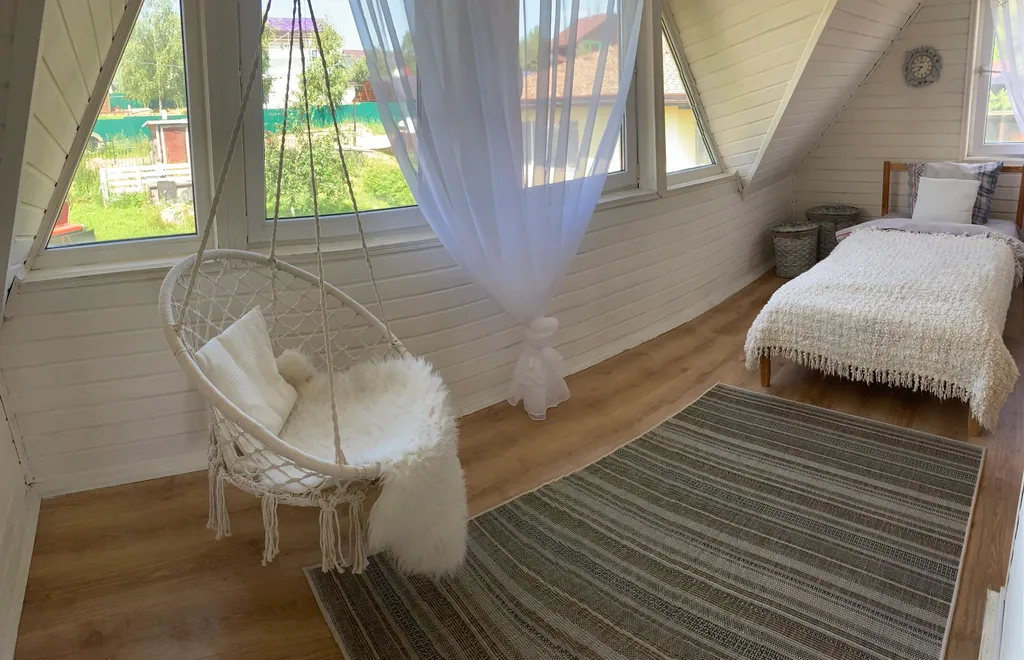 Дом на берегу озера с собственной конюшней