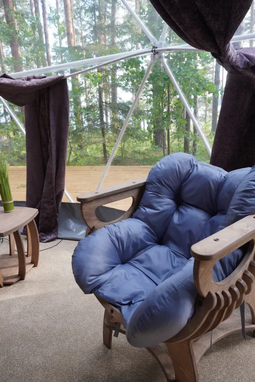 Уютный купольный домик на берегу пруда