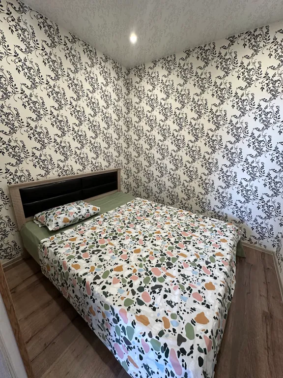 Элитный дом с живописным прудом во дворе