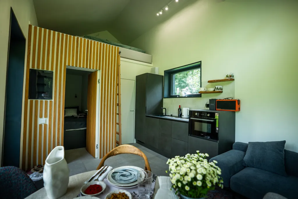 Наедине - дом в лесу