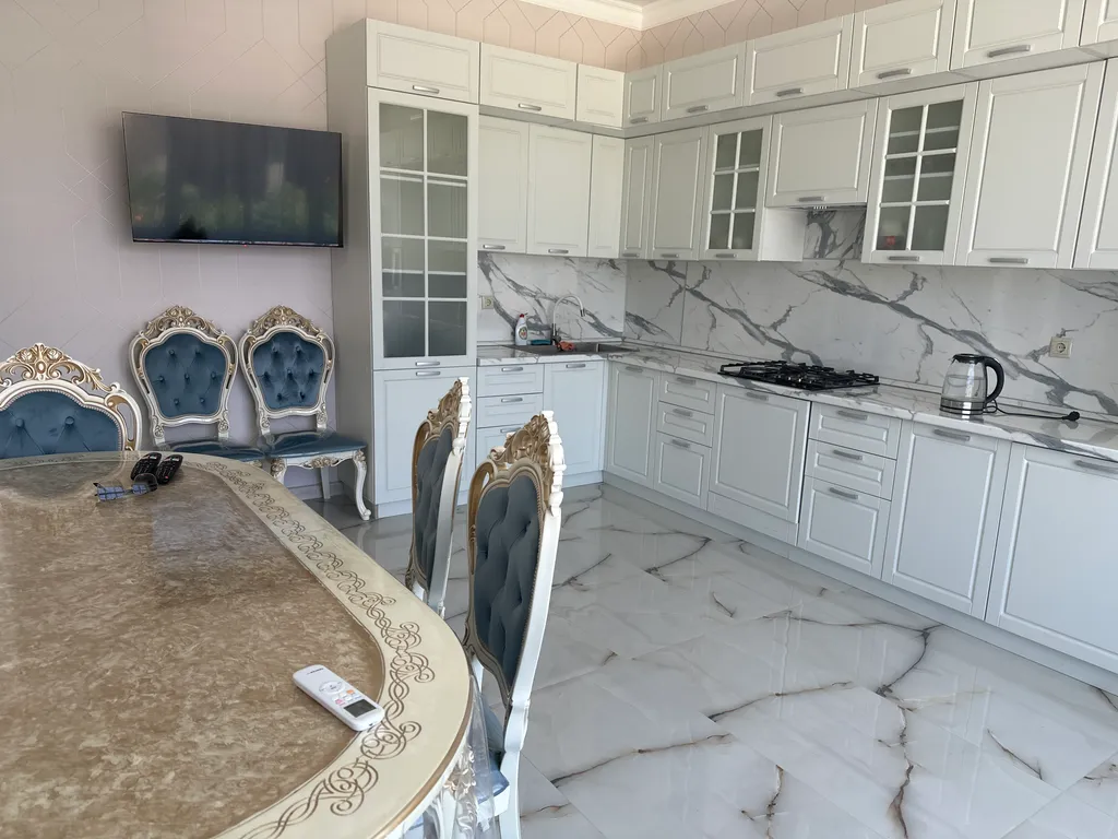 Большой красивый дом у моря