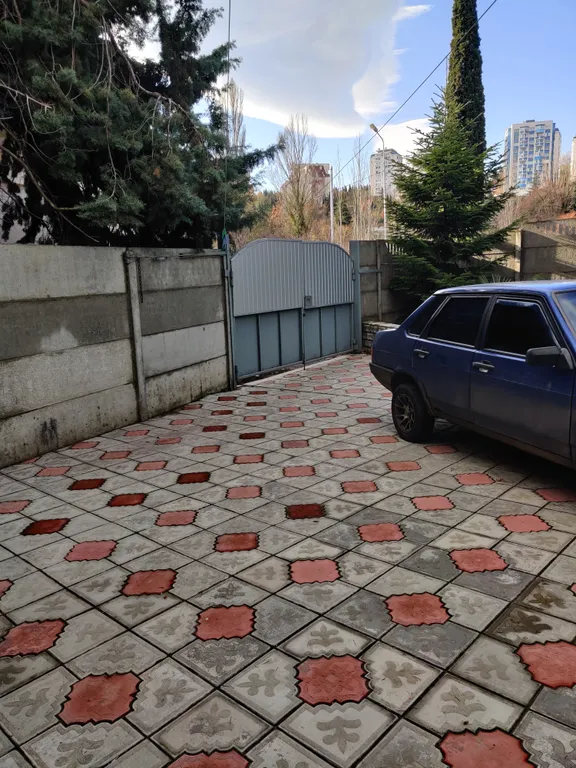 Уютная квартира со своим двориком и стоянкой