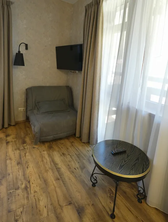 Стильный апартамент с выделенной спальней в центре