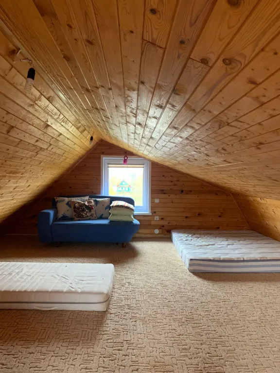 Дом с детской площадкой и видом на озеро