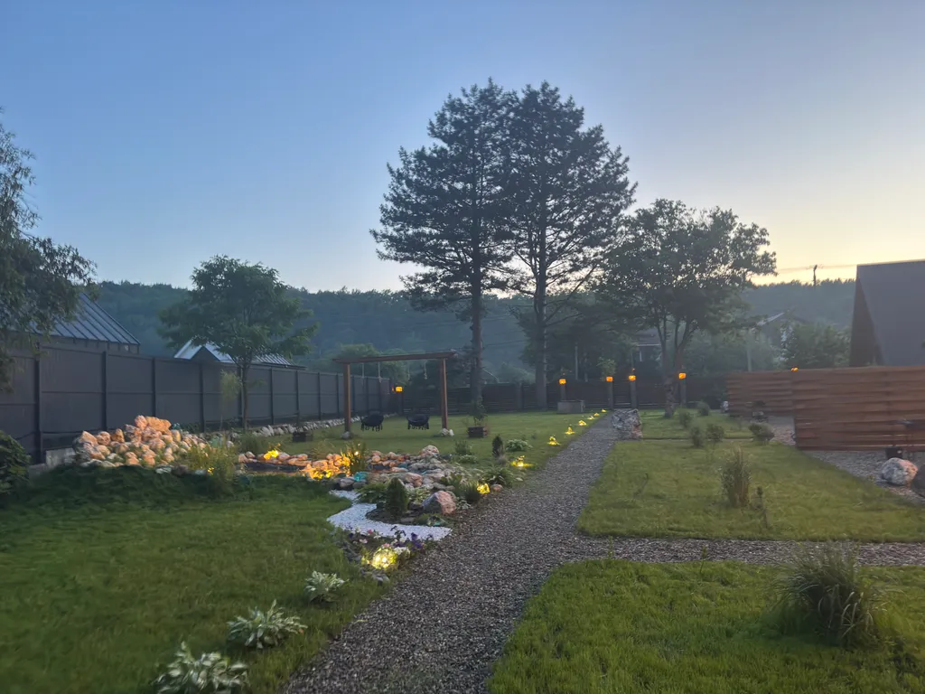 Дом А-фрейм с видом на горы и пруд