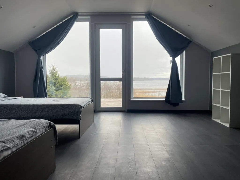 дом  на Выборгском шоссе у озера