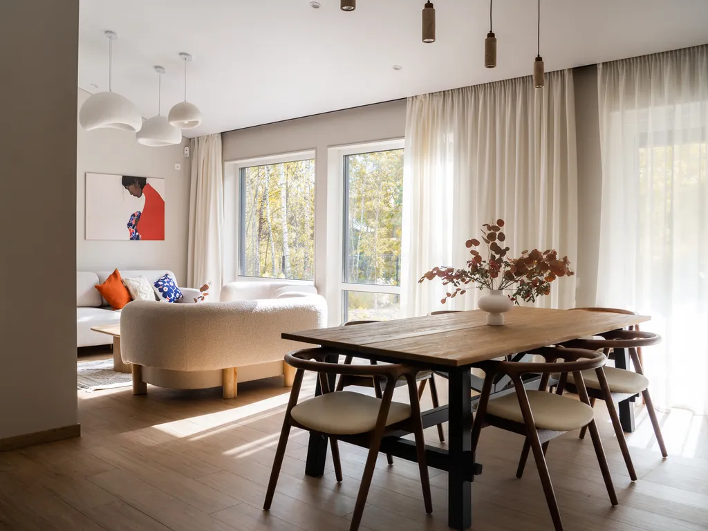 Новый стильный дом с зоной SPA, камином и красивым садом у леса