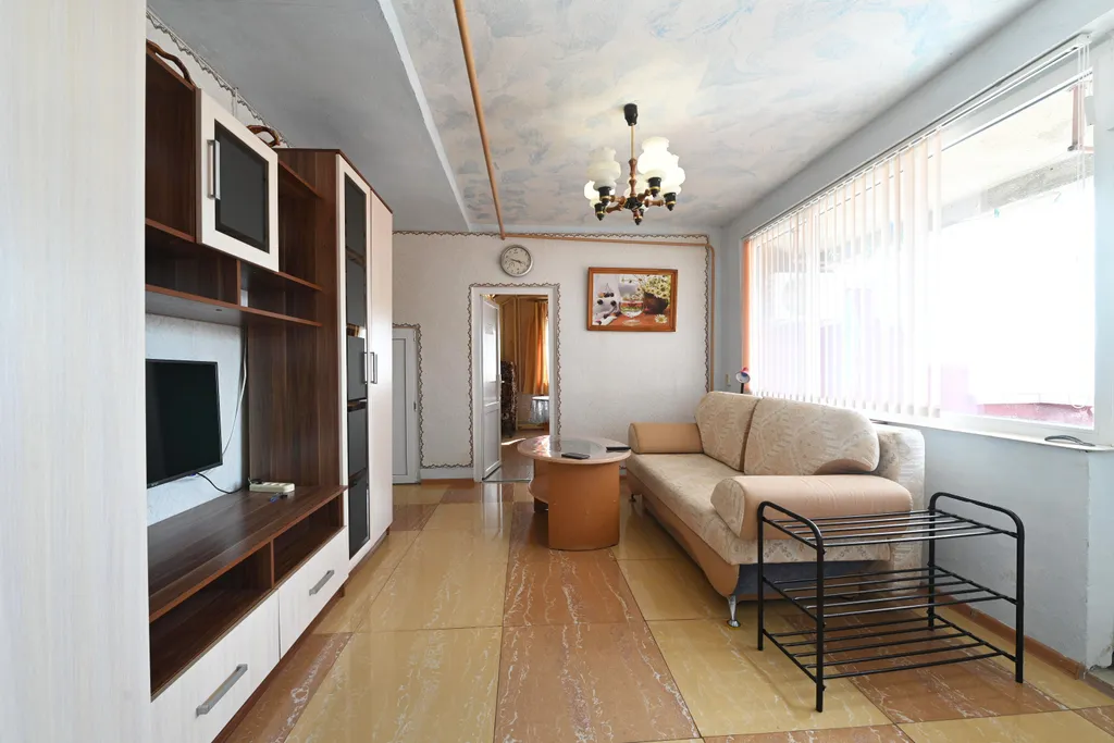 Этаж в коттедже с огромным балконом, 2 спальнями, гостиной и кухней