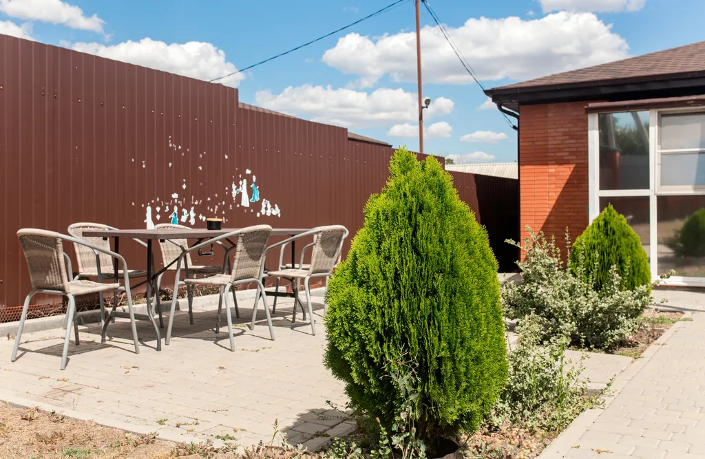 Дом Кантри со своим двором и парковкой