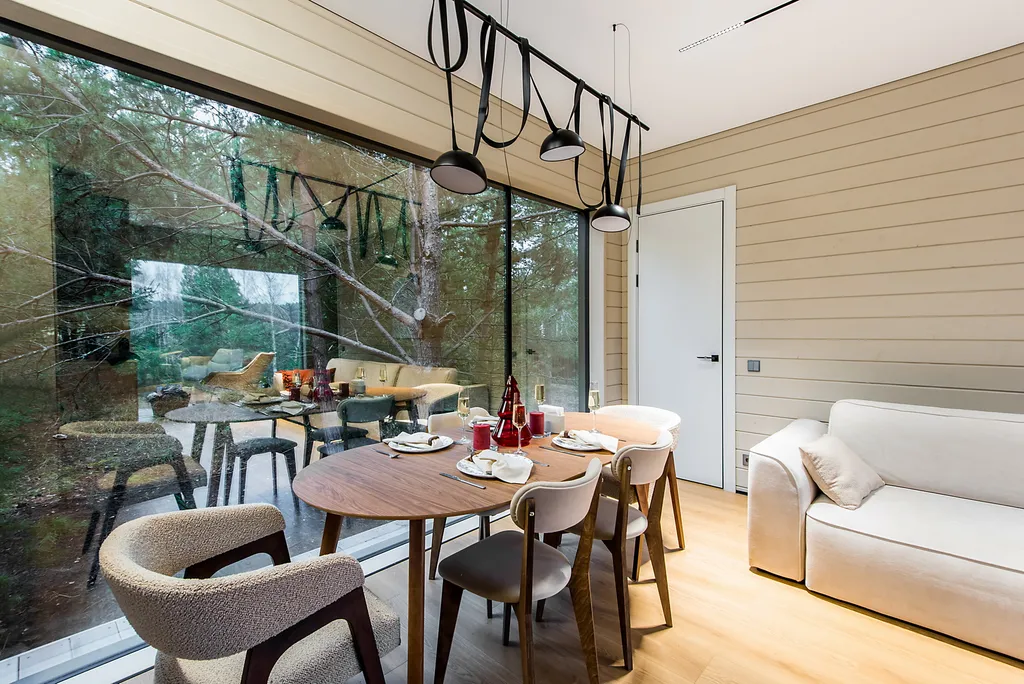 Уютный дом в окружении  леса