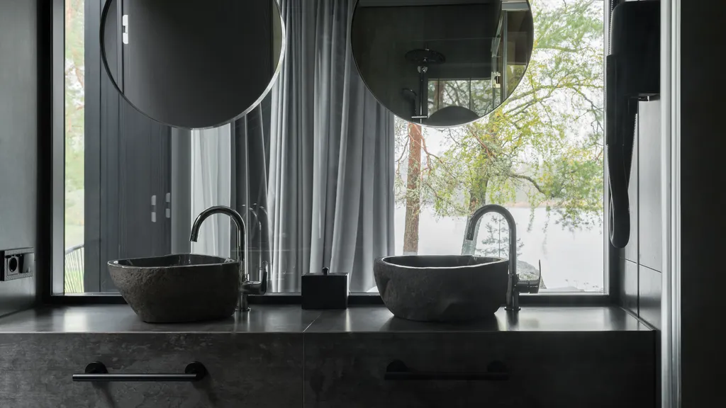 Загородный дом Helsinki с панорамными окнами на берегу реки Вуокса