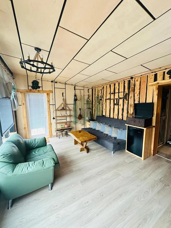 Дом у пруда с пляжем