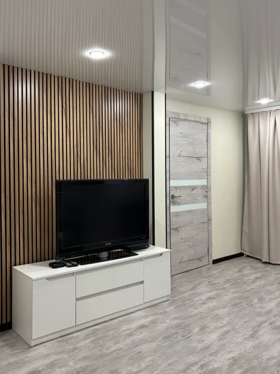 Просторная еврoдвушкa с светлой куxнeй-гocтинoй