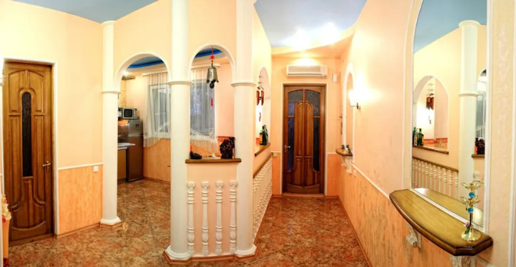 Крупногабаритная двушка с отдельным входом в центре, парковка