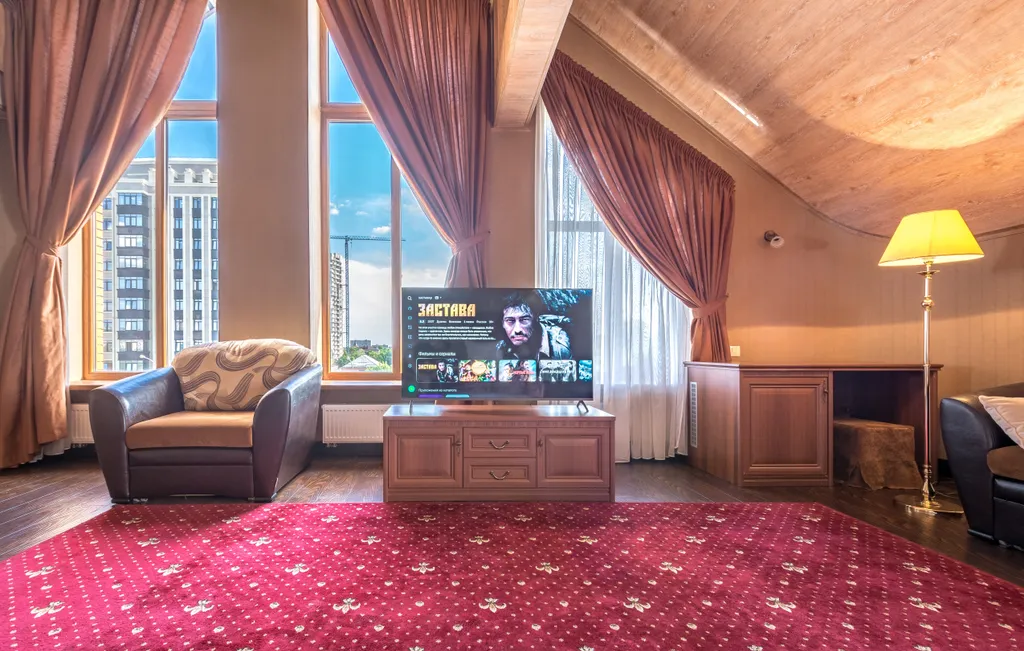 Элегантный номер с просторными окнами и высокими потолками ~ 5 метров!