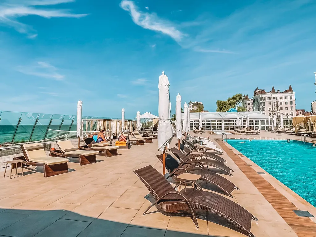 Уютная двухкомнатная квартира с дизайнерским ремонтом возле моря