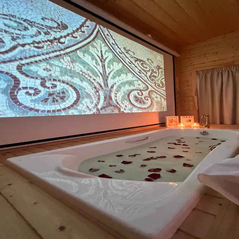 Дом для двоих с ванной и джакузи