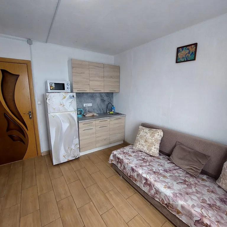 Студия с окном на море