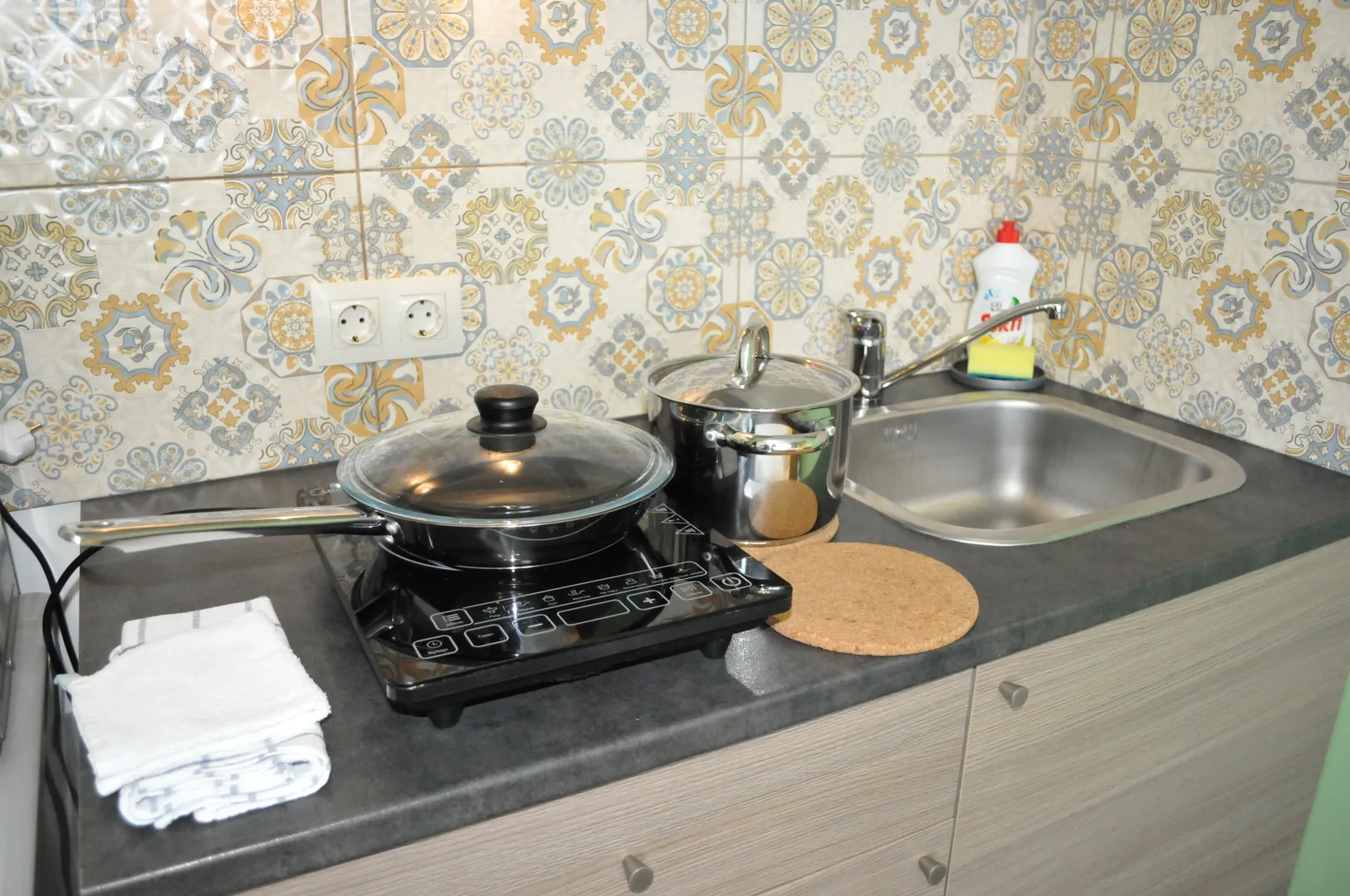 Электроплита, посуда и принадлежности для "готовки"