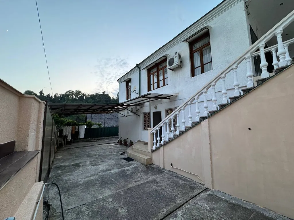 Коттедж Уютный второй этаж дома с отдельным входом и территорией во дворе — Сухум