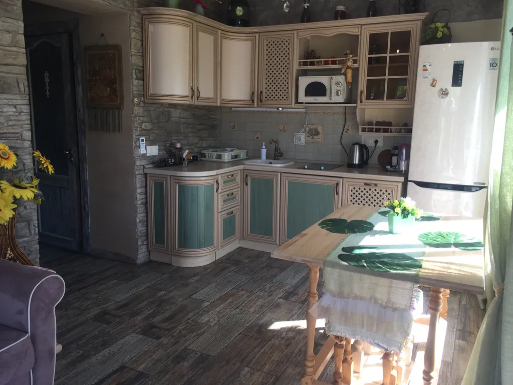 Вилла с бассейном и видом на озеро