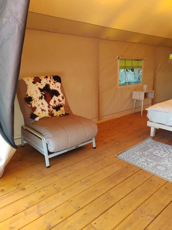 Сафари тент с живописным видом на реку