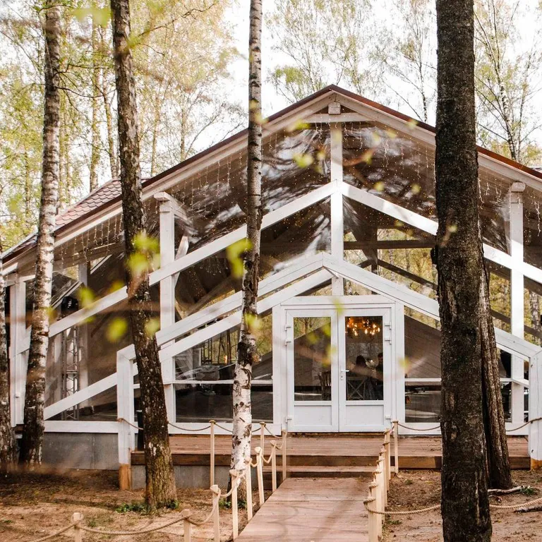 Загородный дом с бассейном и банкетным залом