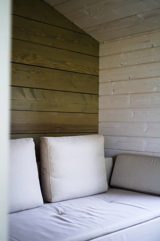 Белый дом на берегу водохранилища