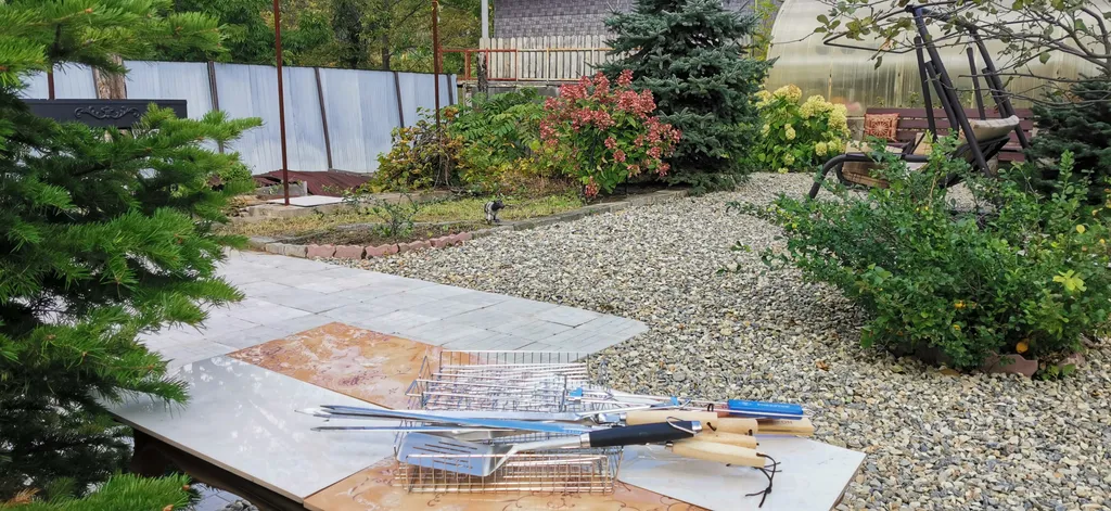 Уютный загородный дом с красивой благоустроенной территорией.