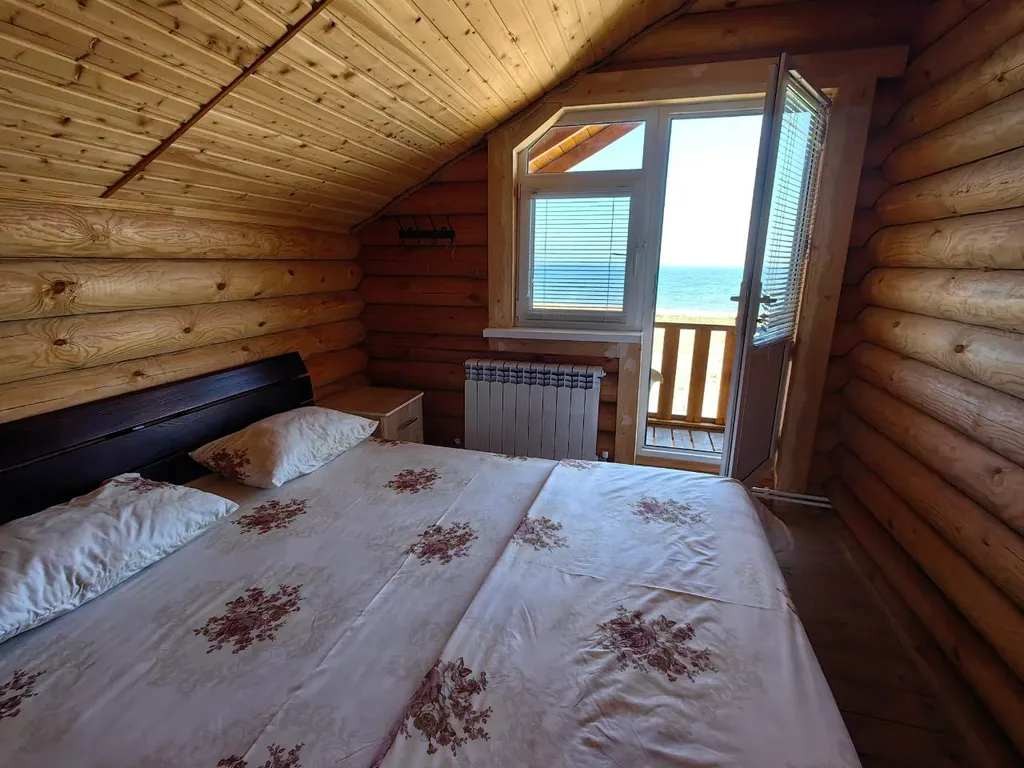 Домик на берегу моря у аквапарка