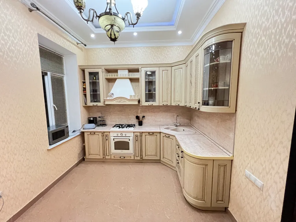 Большой дом в 10 метрах от моря