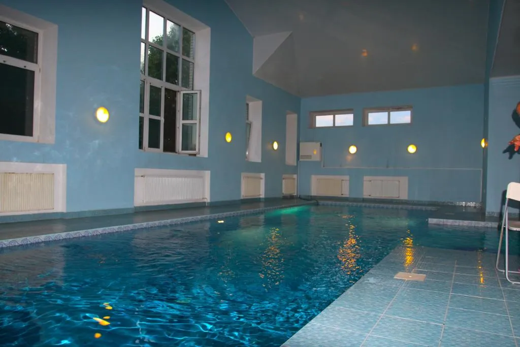 Уютный коттедж с бассейном на берегу реки Волга