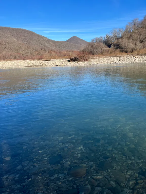Дом в горах с видом на реку