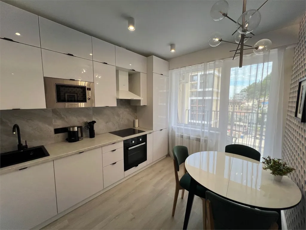 Квартира с отдельной спальней и дизайнерским ремонтом