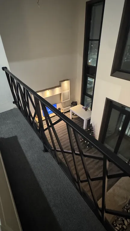 Двухуровневый лофт с 7-метровыми потолками и панорамными окнами