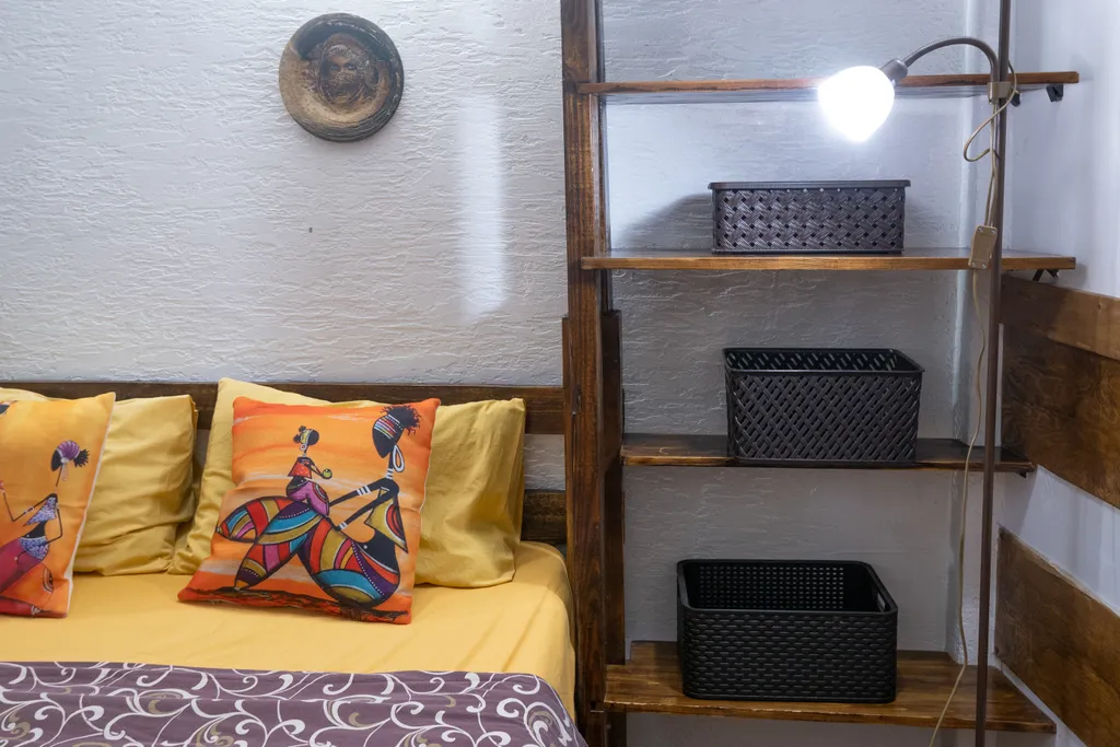 Трехместный номер с двухспальной кроватью и односпальным диваном